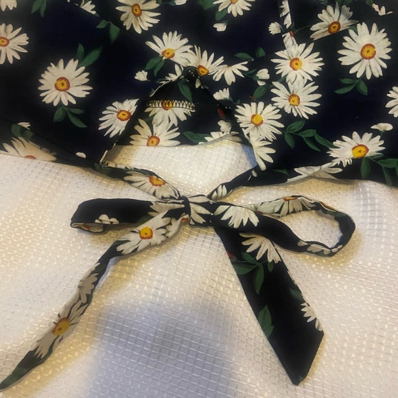 Two piece outfit/daisies - Picture 3 of 6